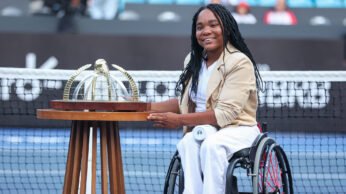 Vitória Miranda carrega o troféu do SP Open na cerimônia de abertura