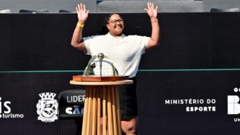 Campeã olímpica leva o troféu para a Quadra Central Maria Esther Bueno