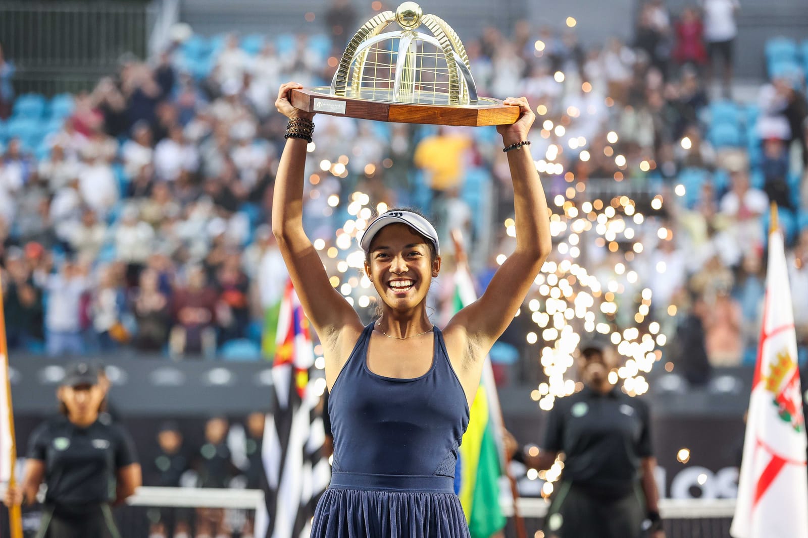 Tiantsoa Rakotomanga Rajaonah ergue o troféu de campeã de simples do SP Open 2025