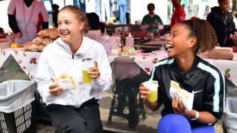 Victoria Barros e Vendula Valdmannova visitam feira livre em São Paulo