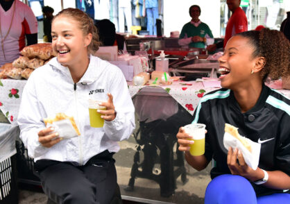 Victoria Barros e Vendula Valdmannova visitam feira livre em São Paulo