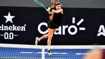 Sob olhares de Maria Sharapova, Anna Blinkova avança à semi do SP Open