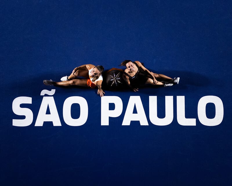 Troféu do SP Open visto de cima na quadra, inspirado no Marco Zero