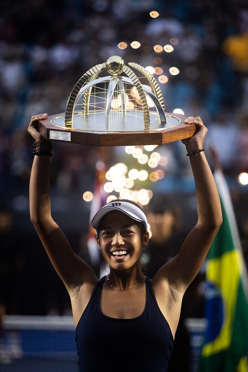 Campeã ergue o troféu assinado por Ara Vartanian