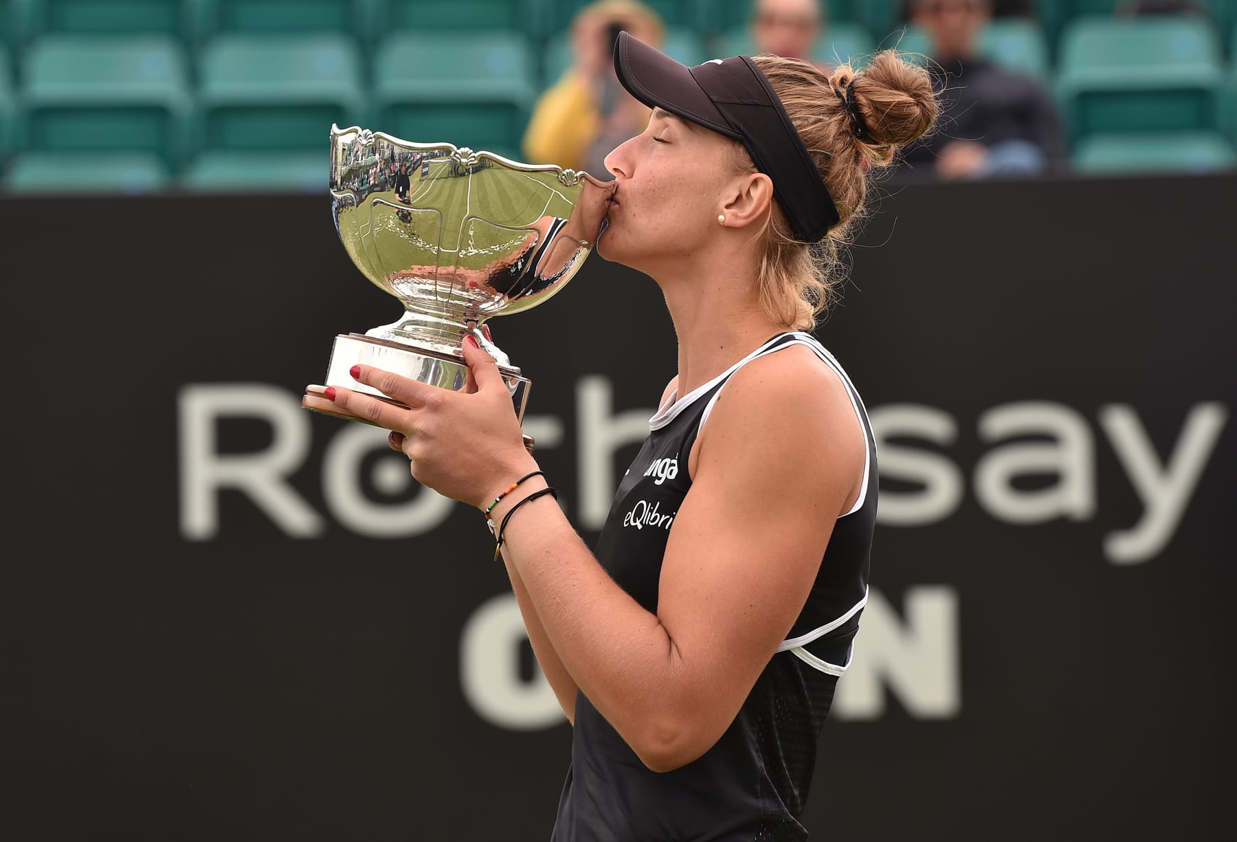 Beatriz Haddad Maia com o troféu de Nottingham em 2022