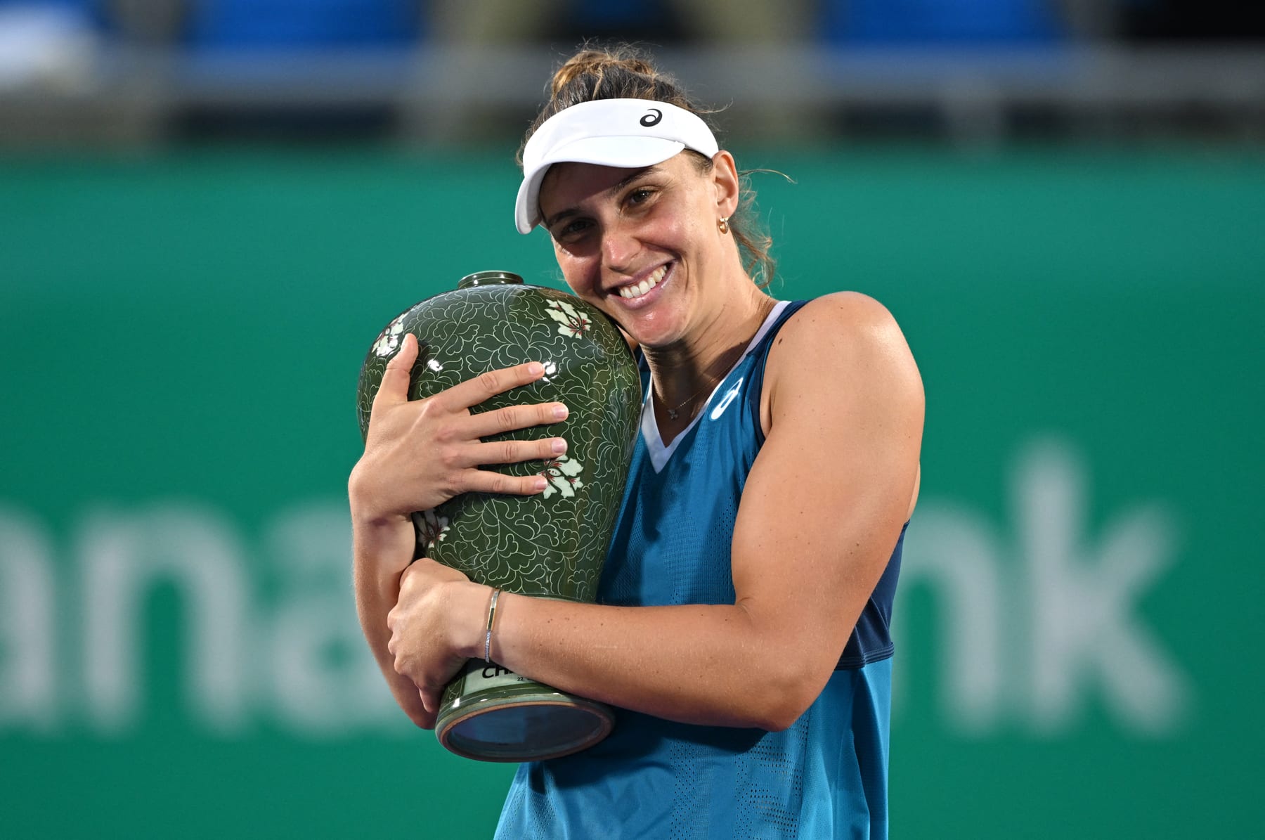Beatriz Haddad Maia com o troféu de Seul em 2024